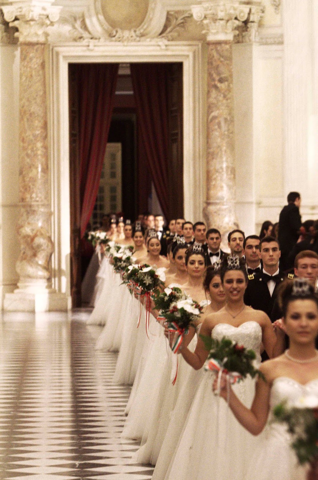 Le debuttanti al Gran Ballo nella Reggia di Venaria