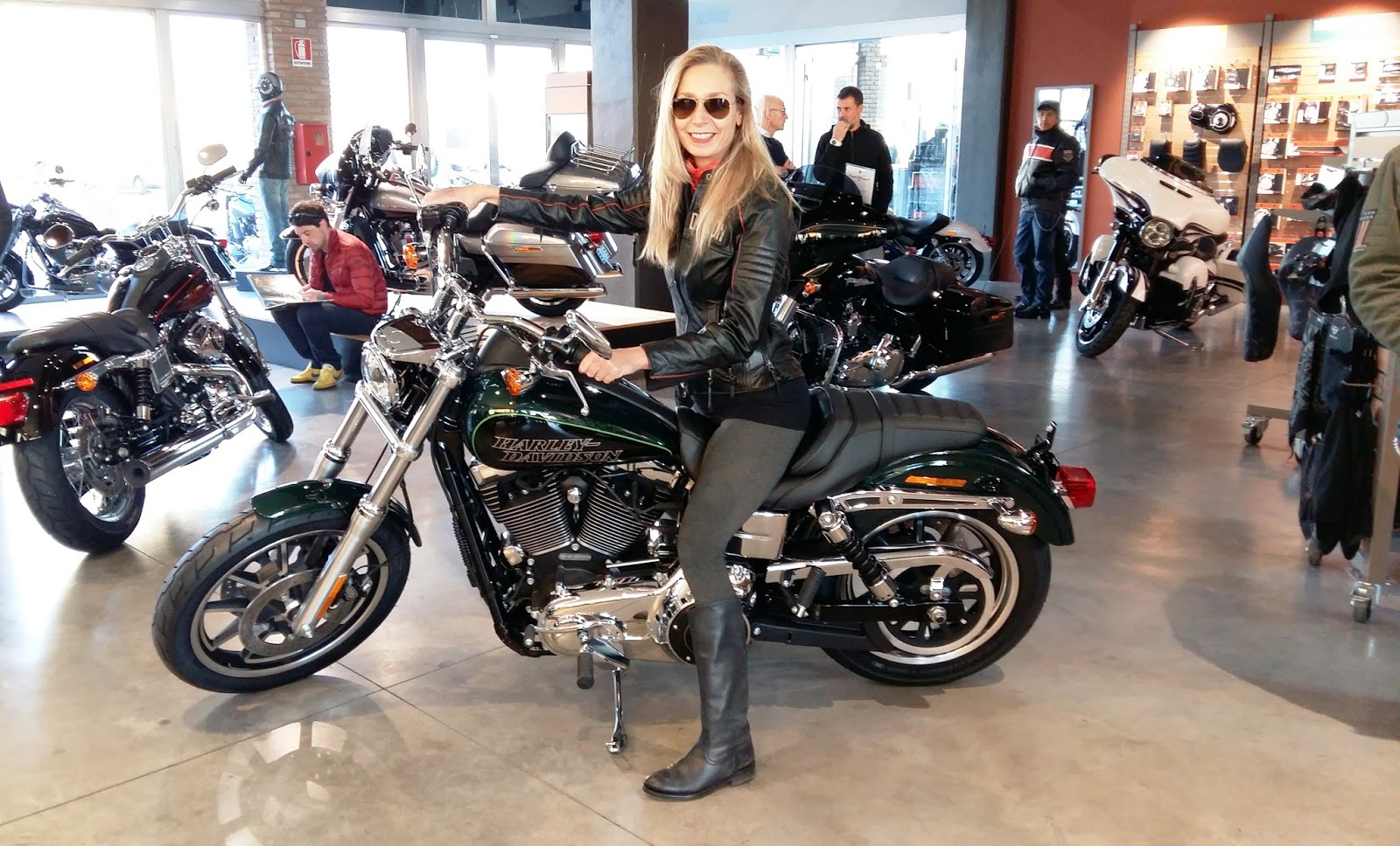 Carlotta su una Harley-Davidson nel salone H-D Country Road