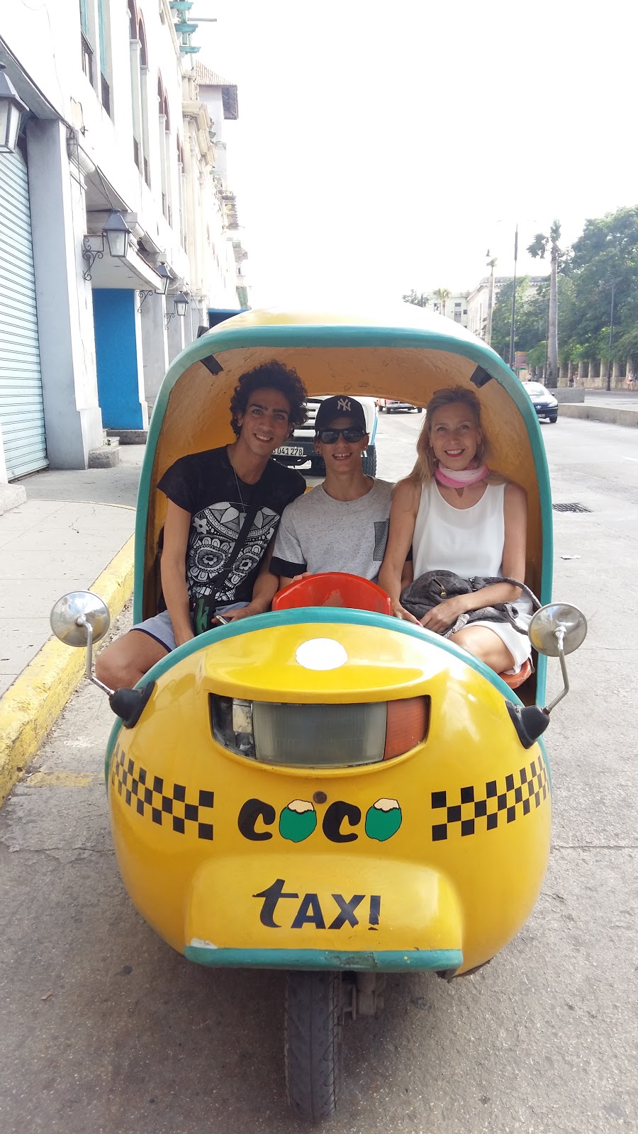 Carlotta con Jacopo e Francesco sul Coco Taxi