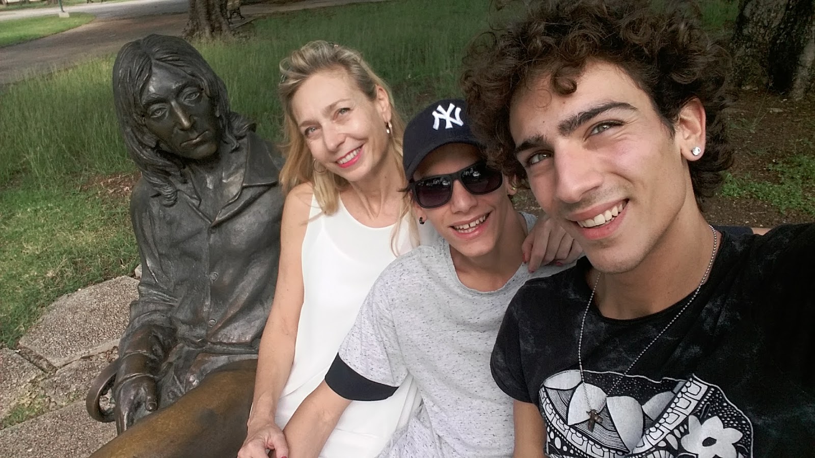 Carlotta con Jacopo e Francesco sulla panchina di John Lennon