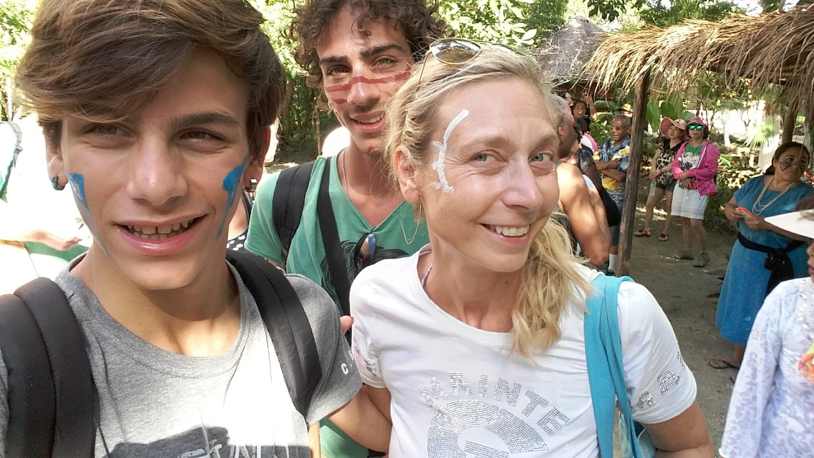 Carlotta con Jacopo e Francesco nel villaggio del Pueblo del Maiz (Cozumel)