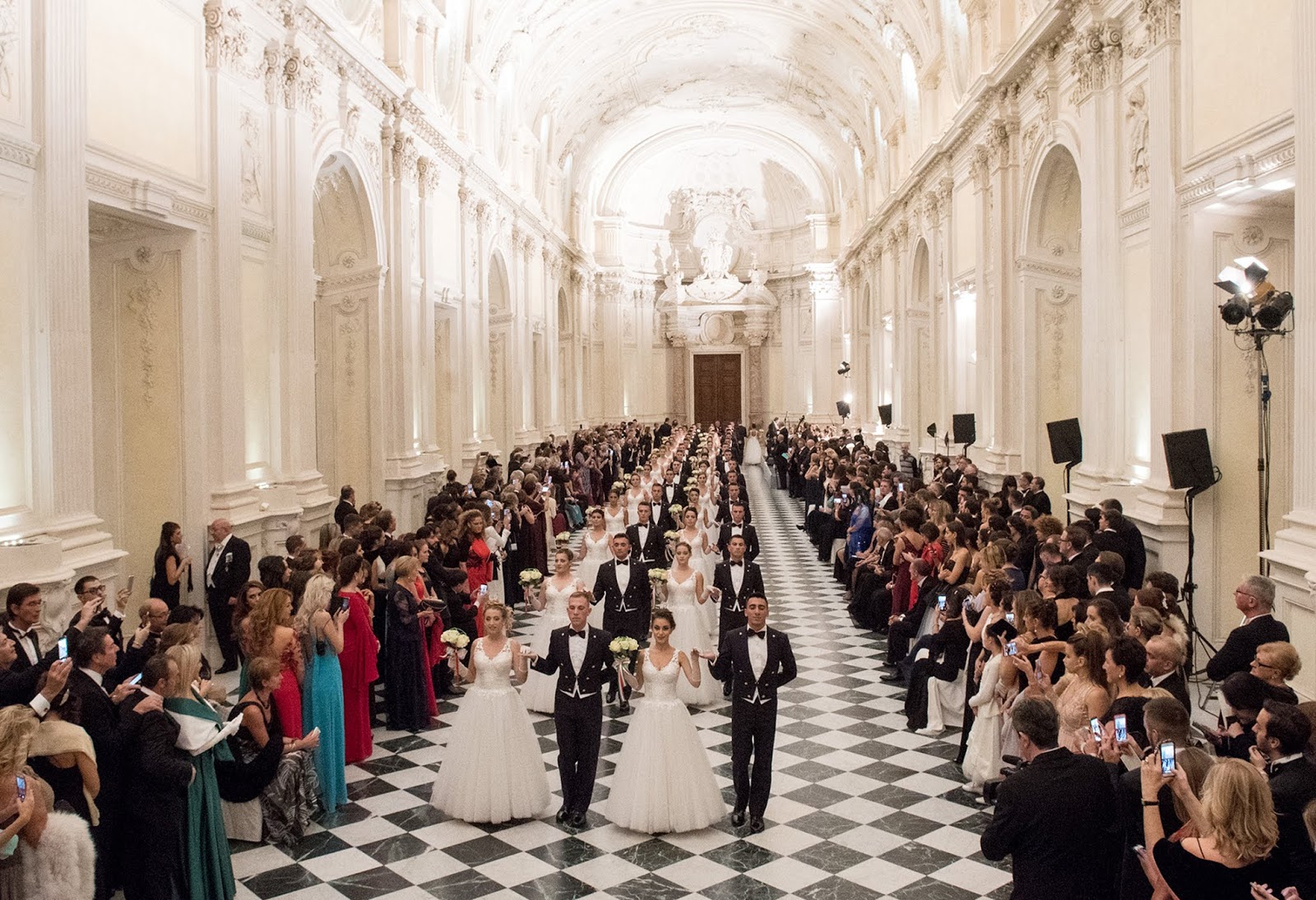 Debuttanti al Gran Ballo della Venaria Reale (Torino)