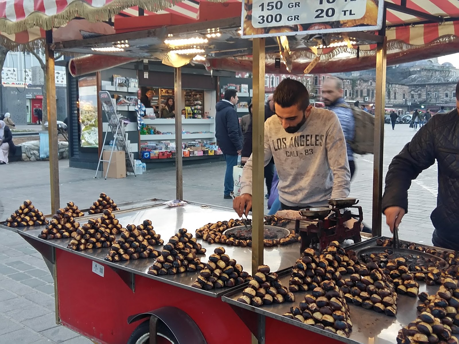 Venditore di caldarroste a Instanbul