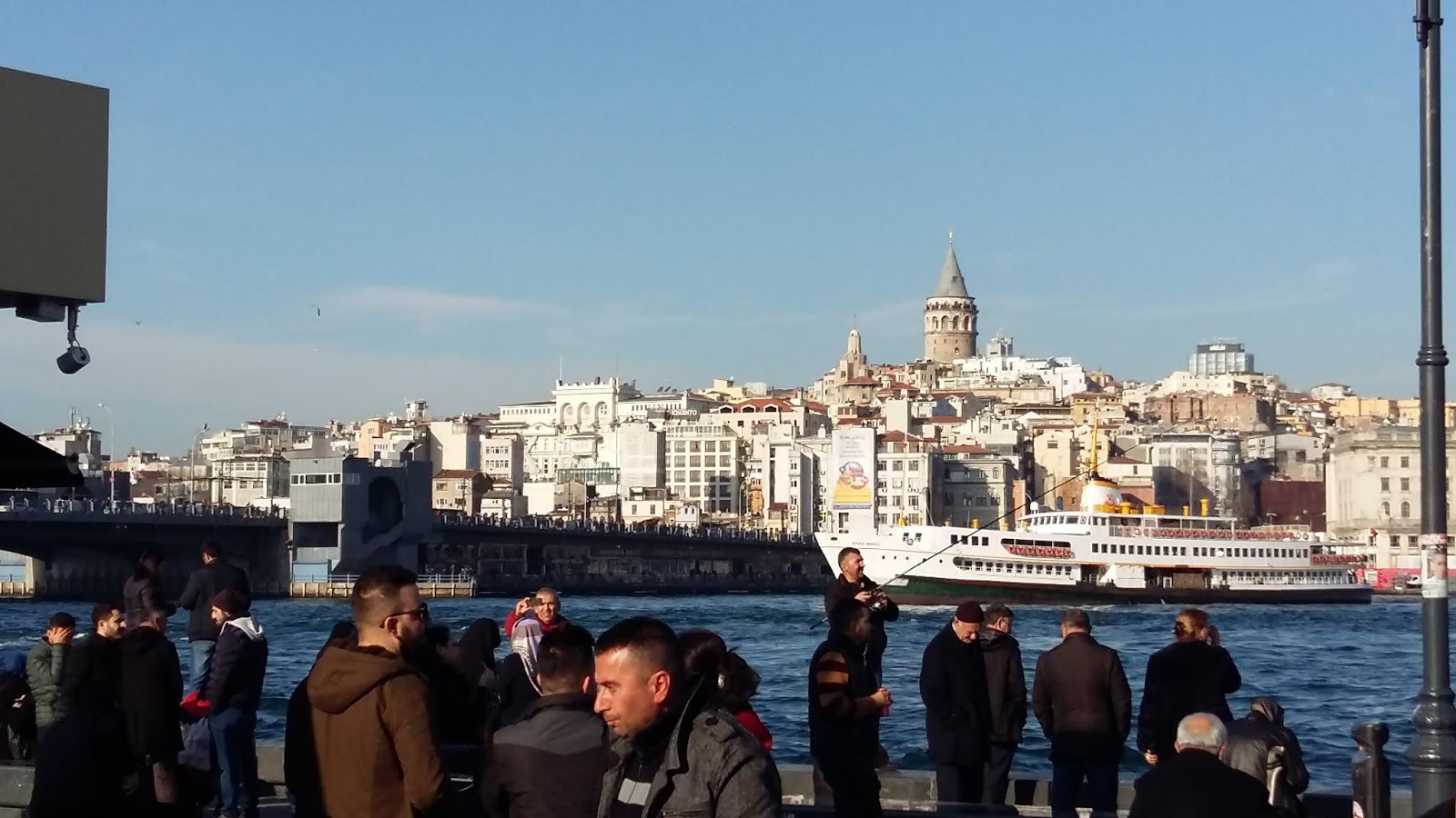 Vista della Torre di Galata dal ponte sul Bosforo