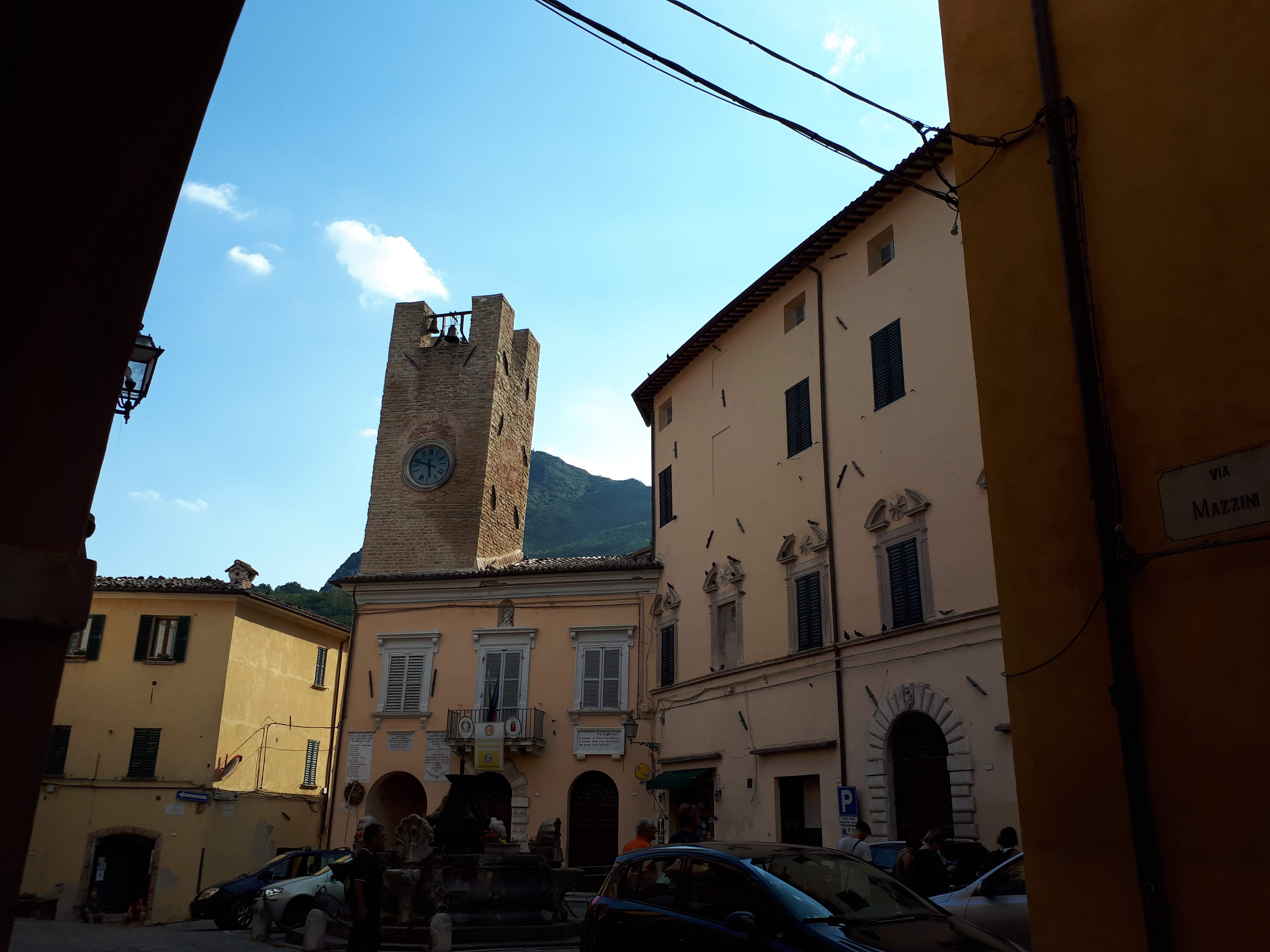 Serra San Quirico, la piazza