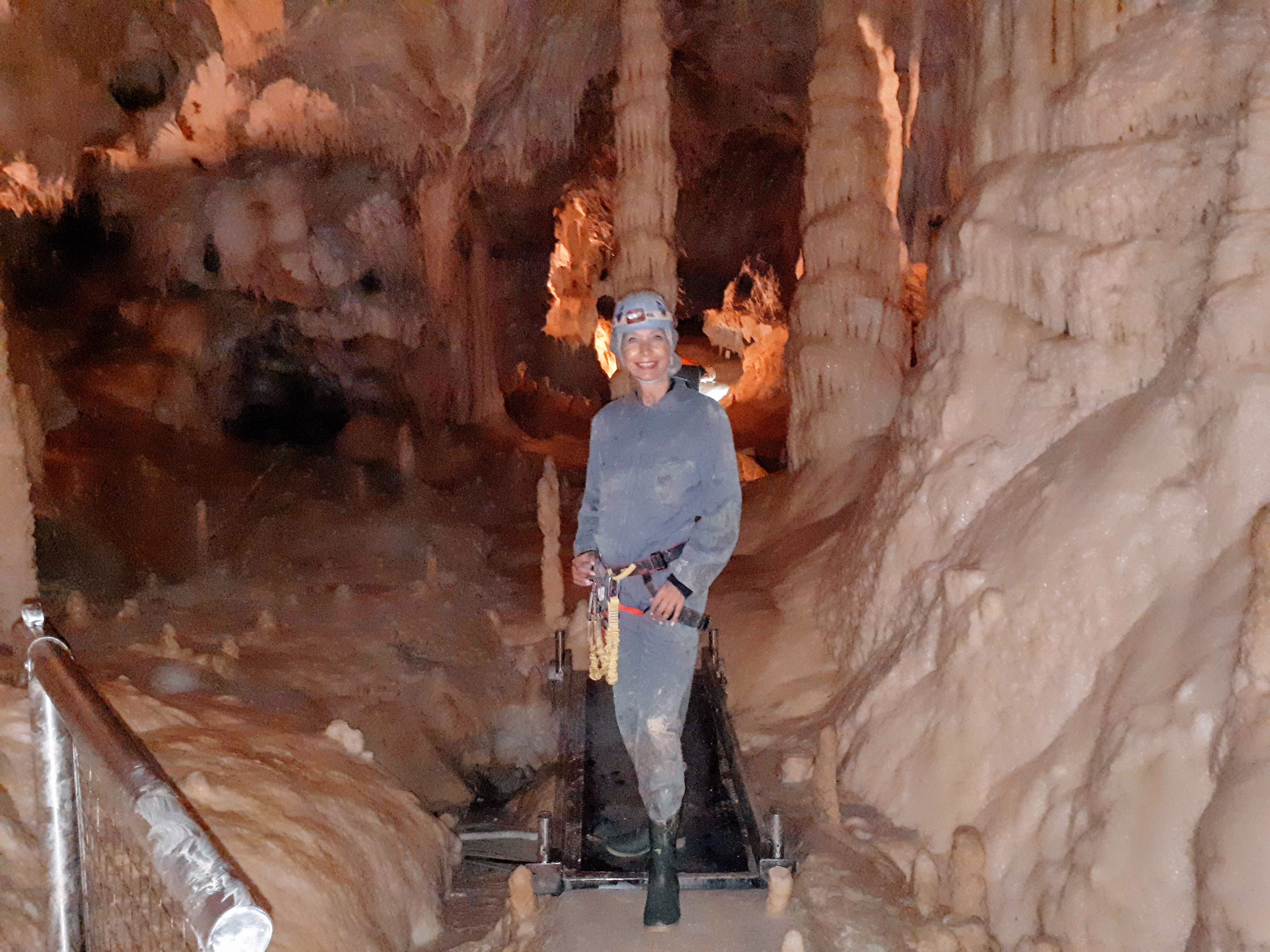 Carlotta al termine del percorso speleologico (Frasassi, Ancona)