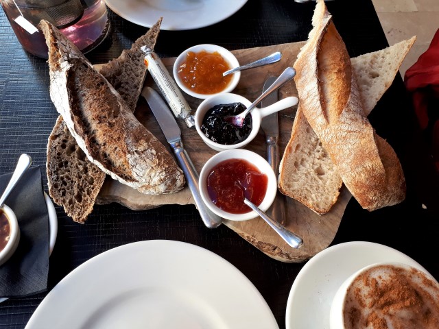 Colazione con pane e marmellata da Egalitè a Milano