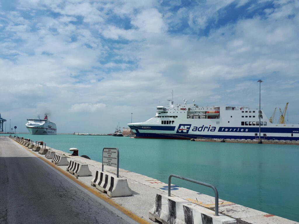 Una nave di Adria Ferries nel porto di Ancona