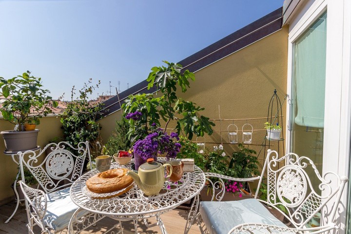 Terrazzo arredato per la colazione del mattino