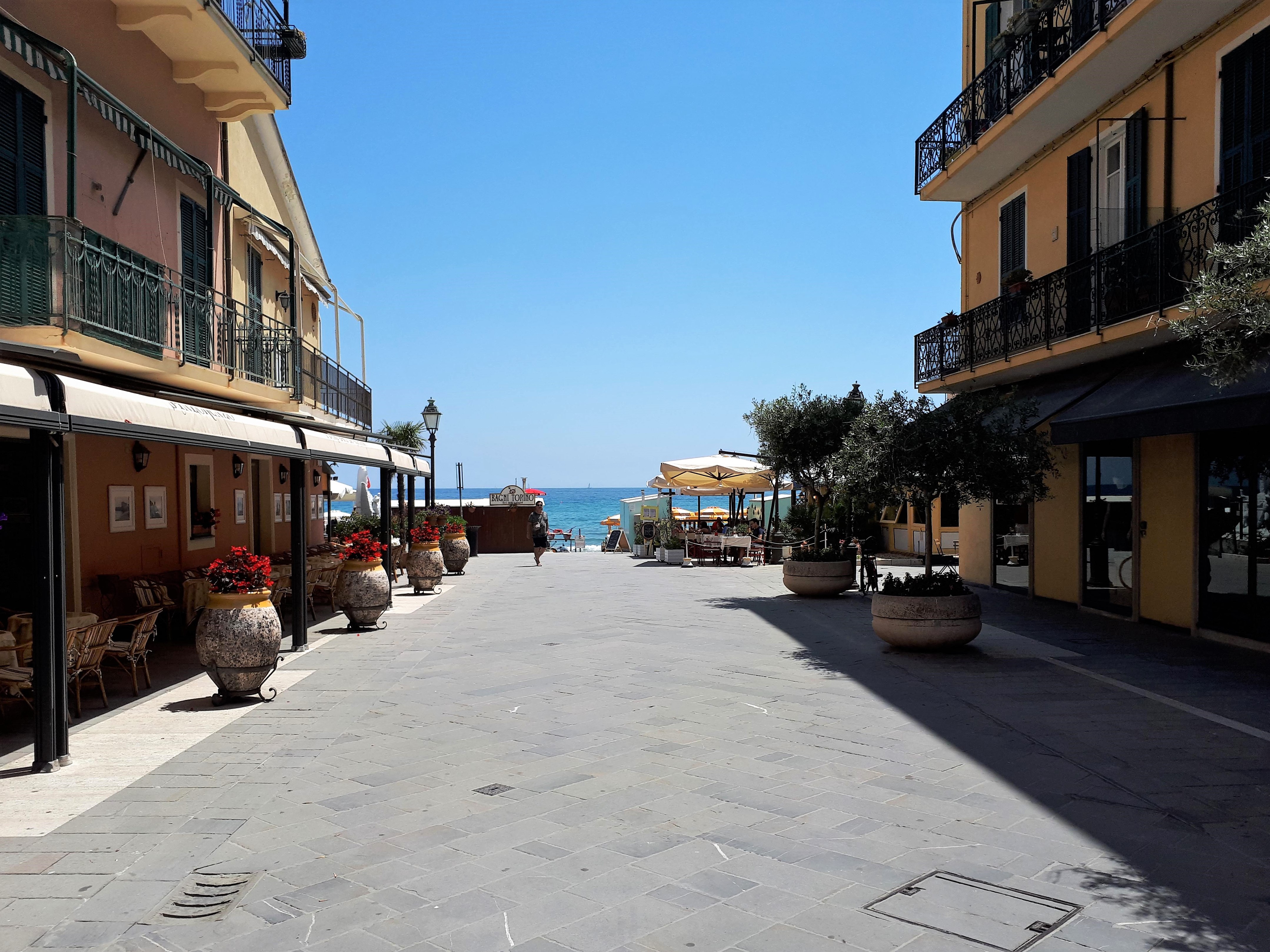 Alassio, scorcio tra le mura del budello