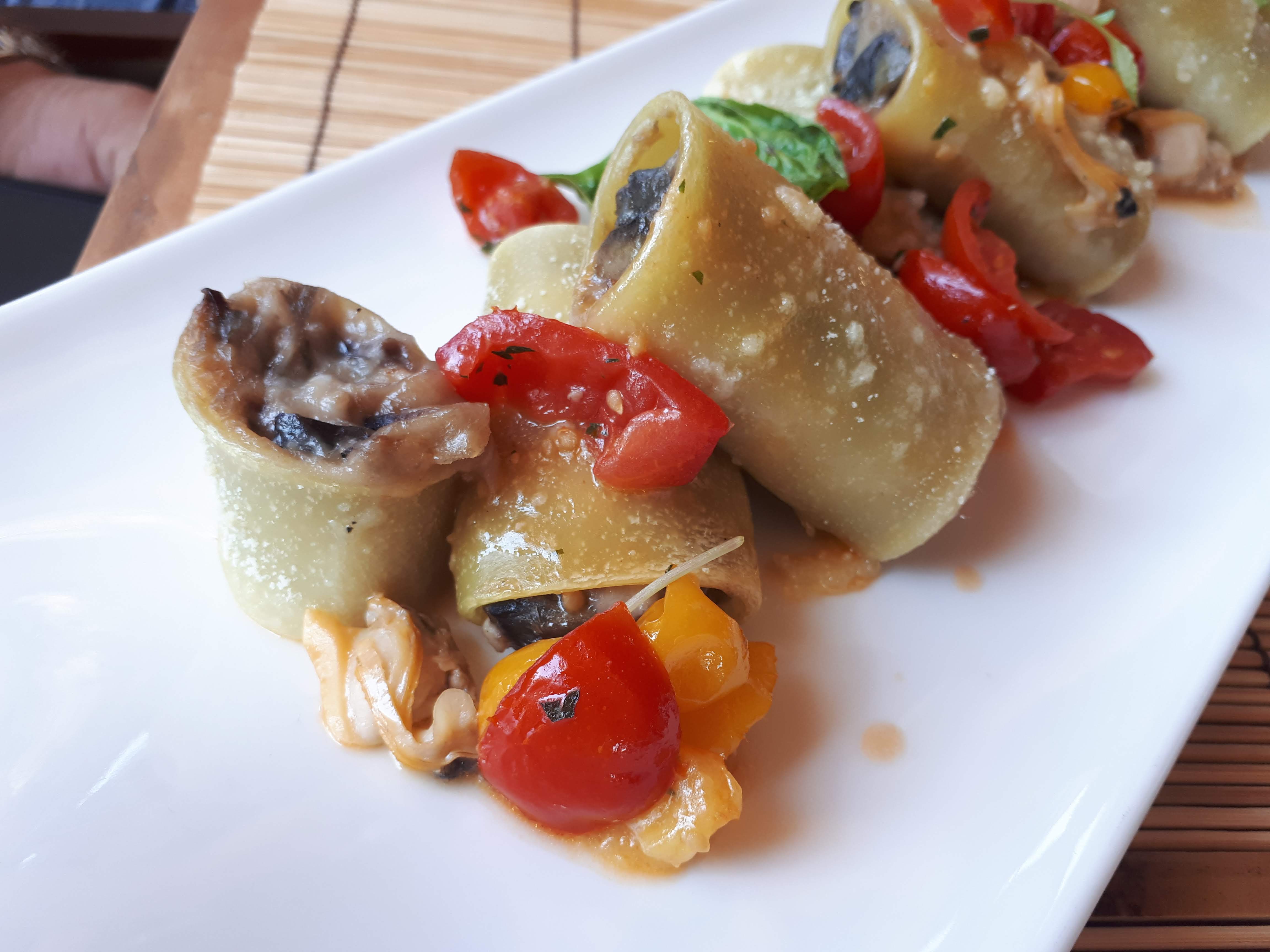 Paccheri con melanzane, cozze e pomodorini del Pietramare Food Cafè al Praia Art Resort (Isola di Capo Rizzuto)