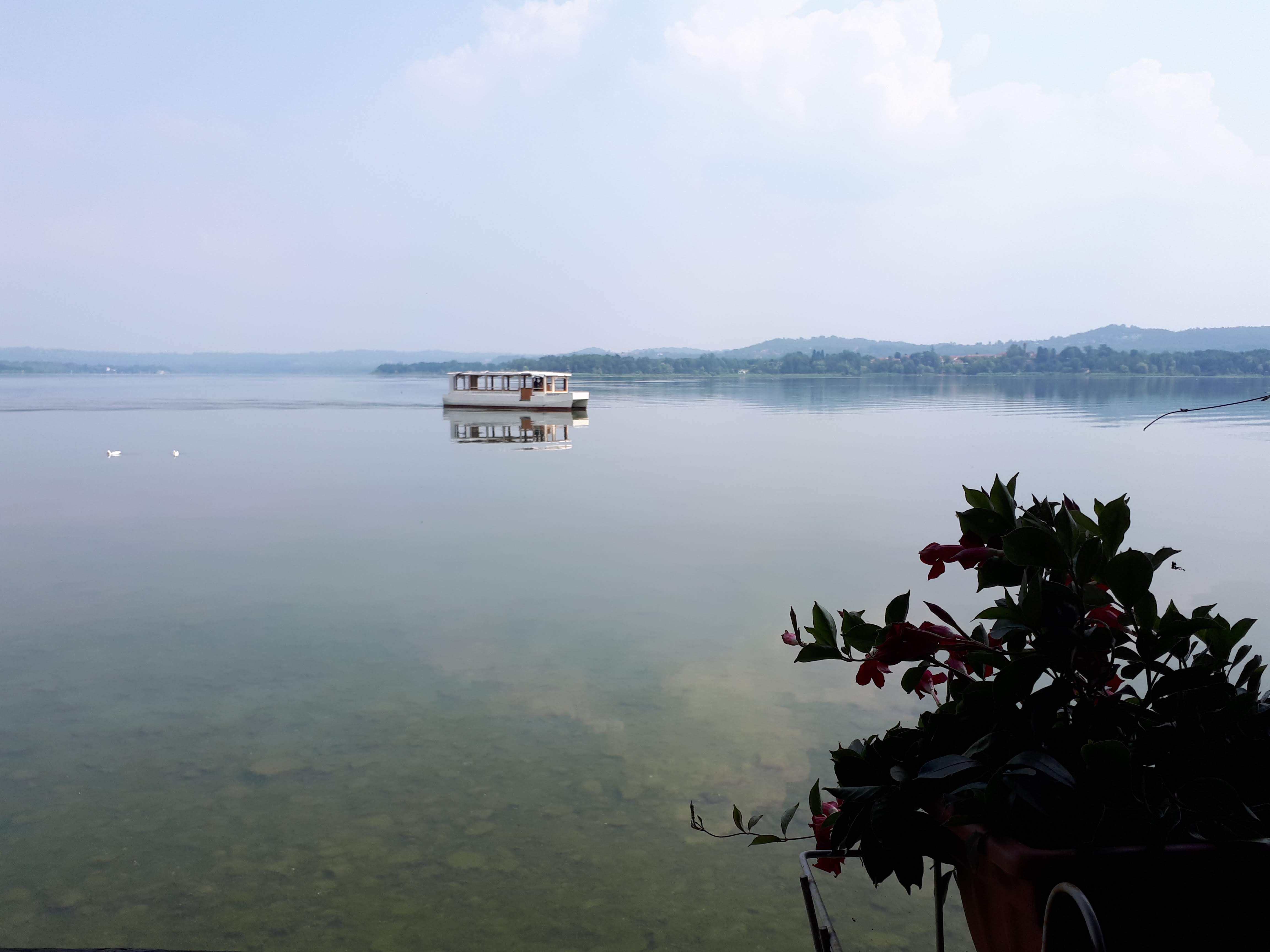 Battello sul lago di Varese