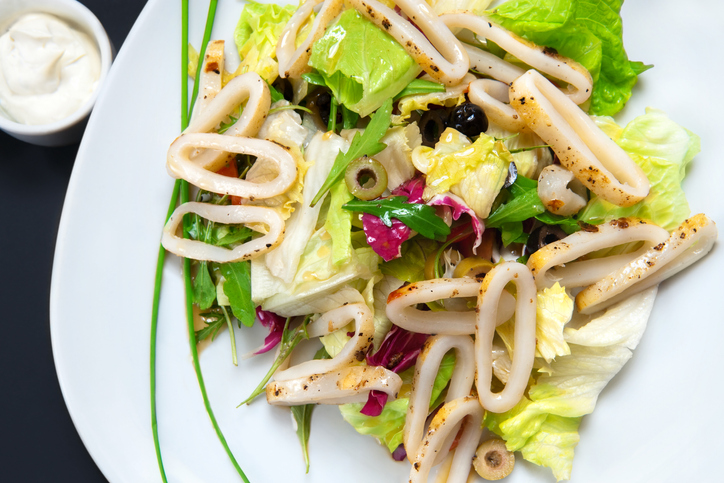 INSALATINA DI CALAMARETTI E OLIVE CON SALSA ALLO YOGURT E MISTICANZA