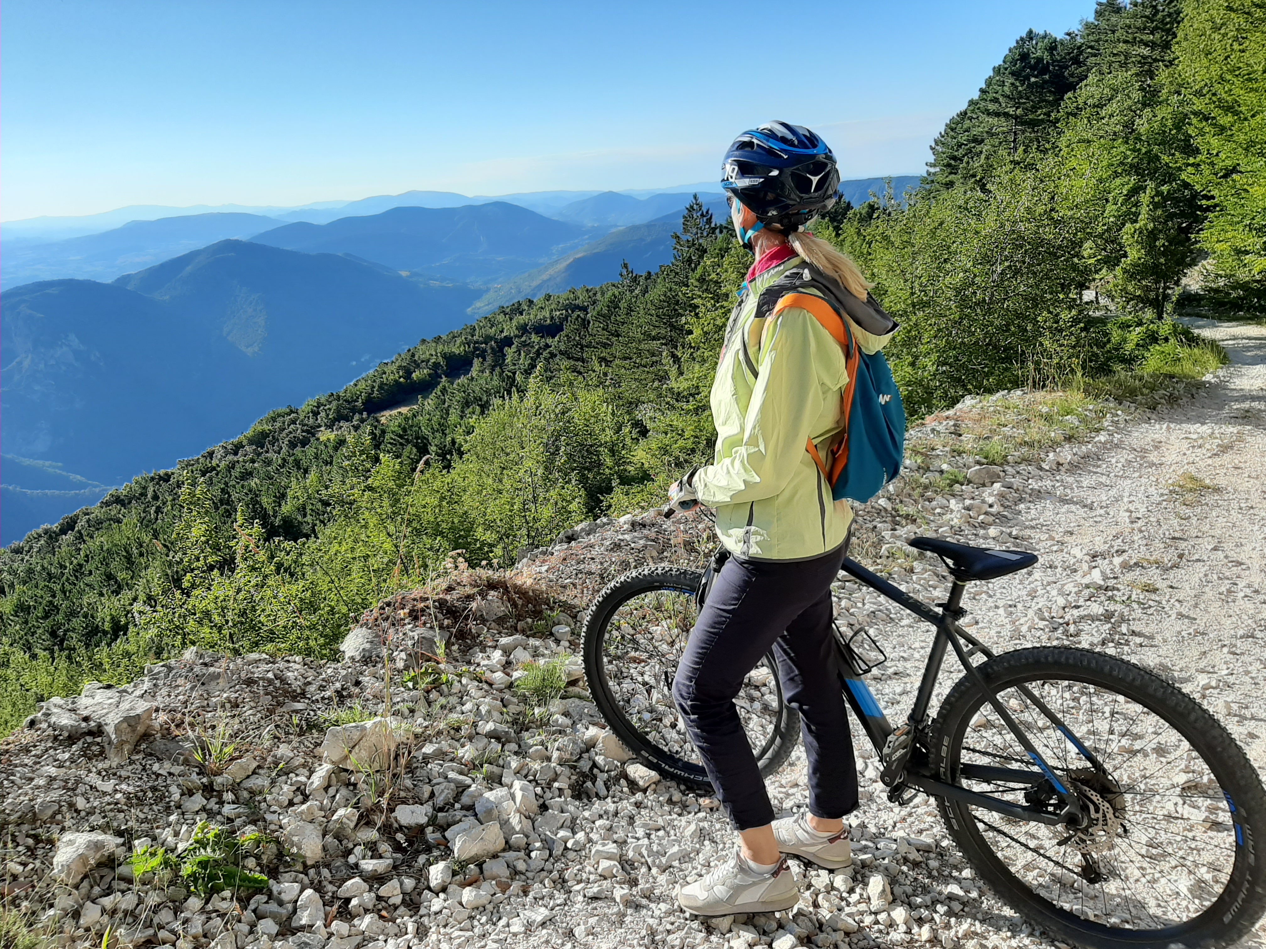 Carlotta in bicicletta sull'appennino nel Parco della Gola Rossa