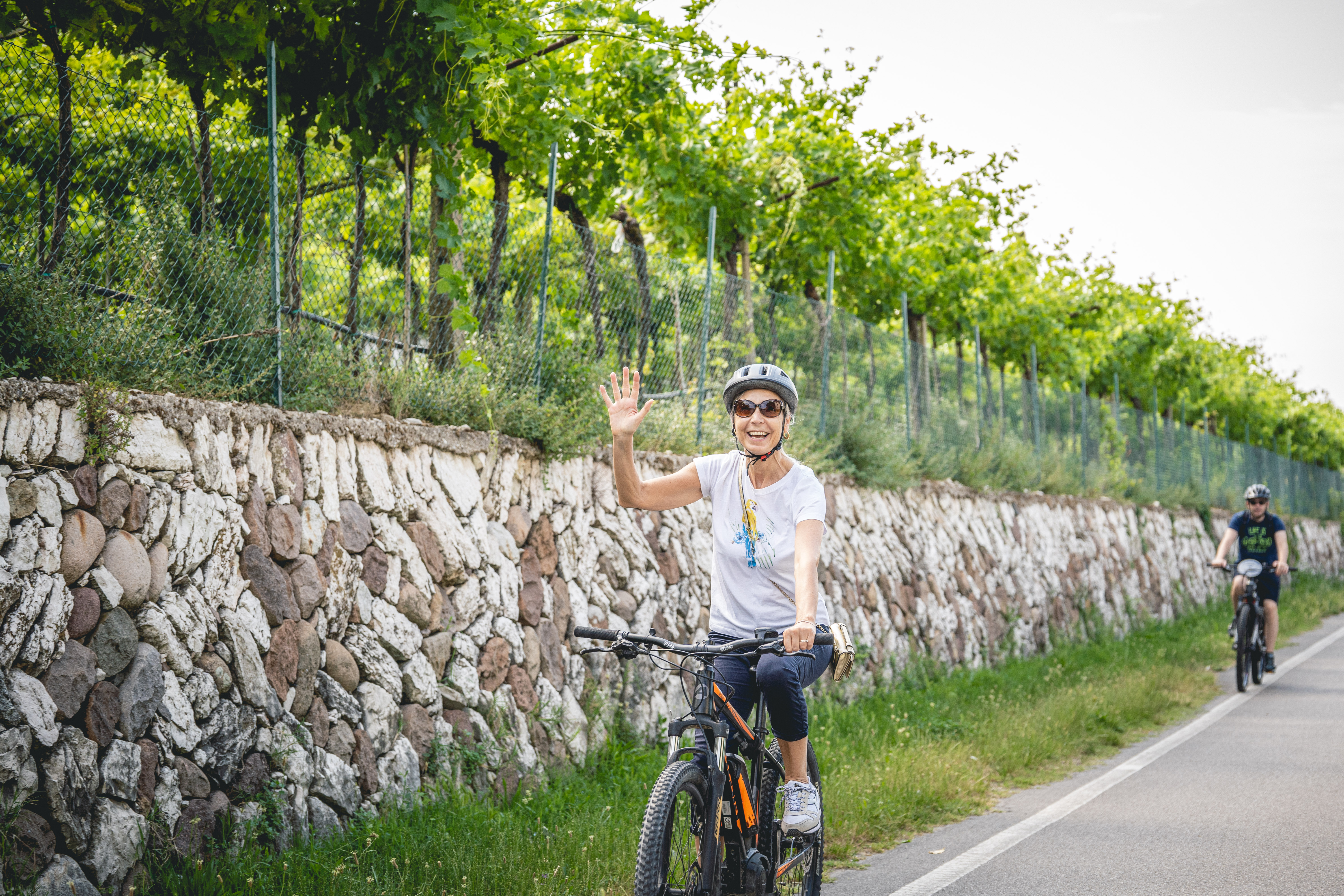 Carlotta sulla e-bike a passeggio nella Valpolicella