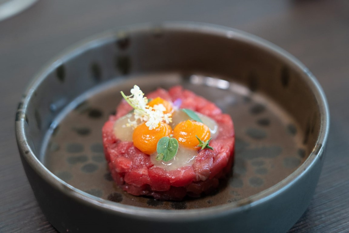 Tartare di manzo, gel alla mela verde, wasabi e pomodoro