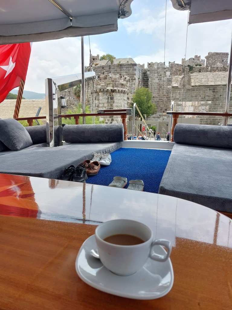 Caicco nel porticciolo, vista sul Castello (Bordrum, Turchia)