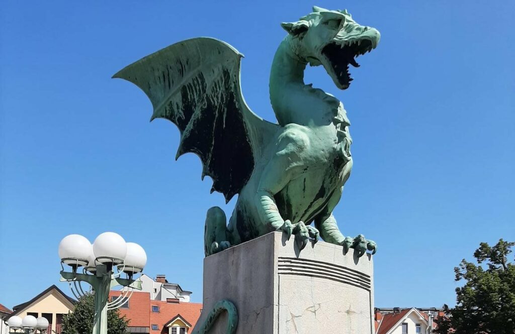 Il Drago, simbolo della città, sul Triplo Ponte