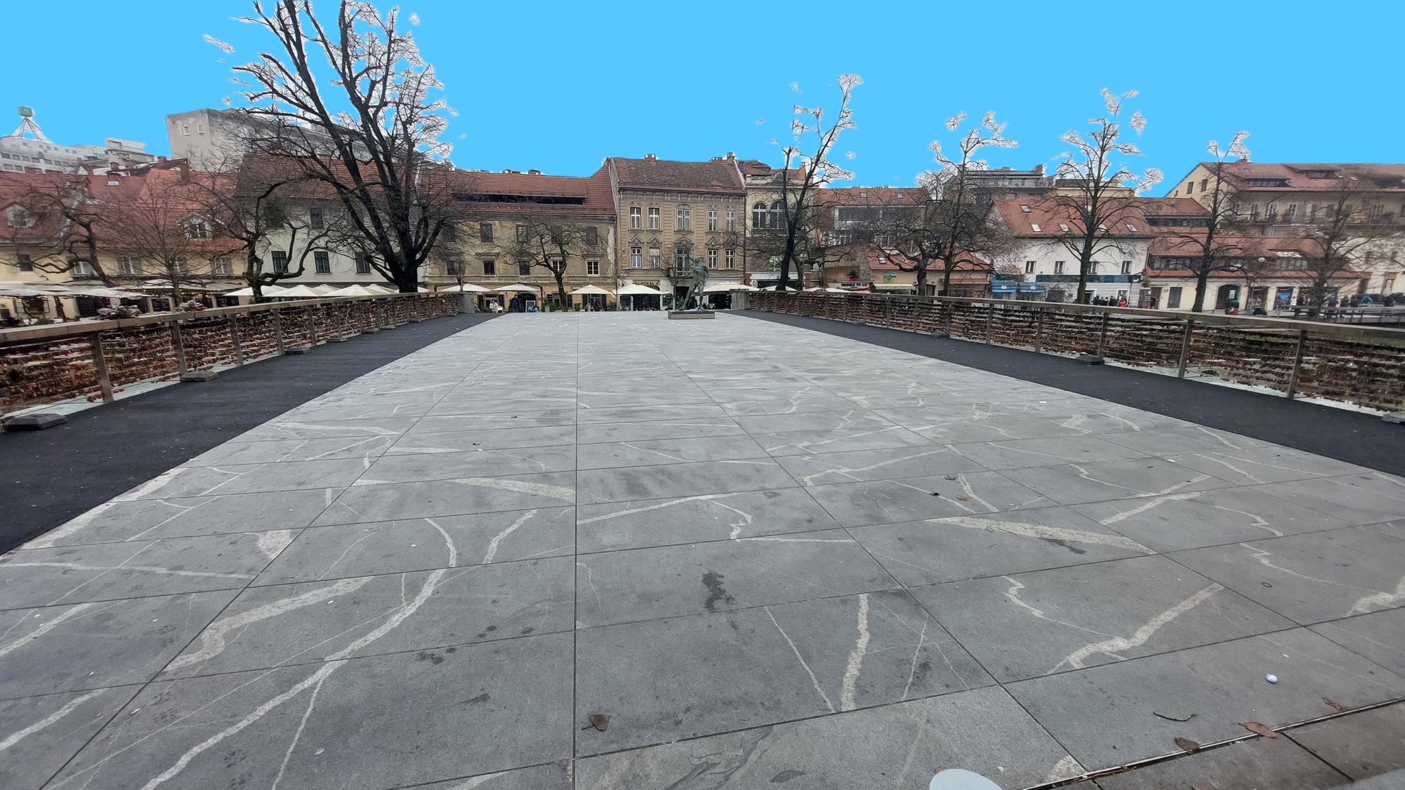 Il Ponte dei Macellai, ai lati migliaia di lucchetti