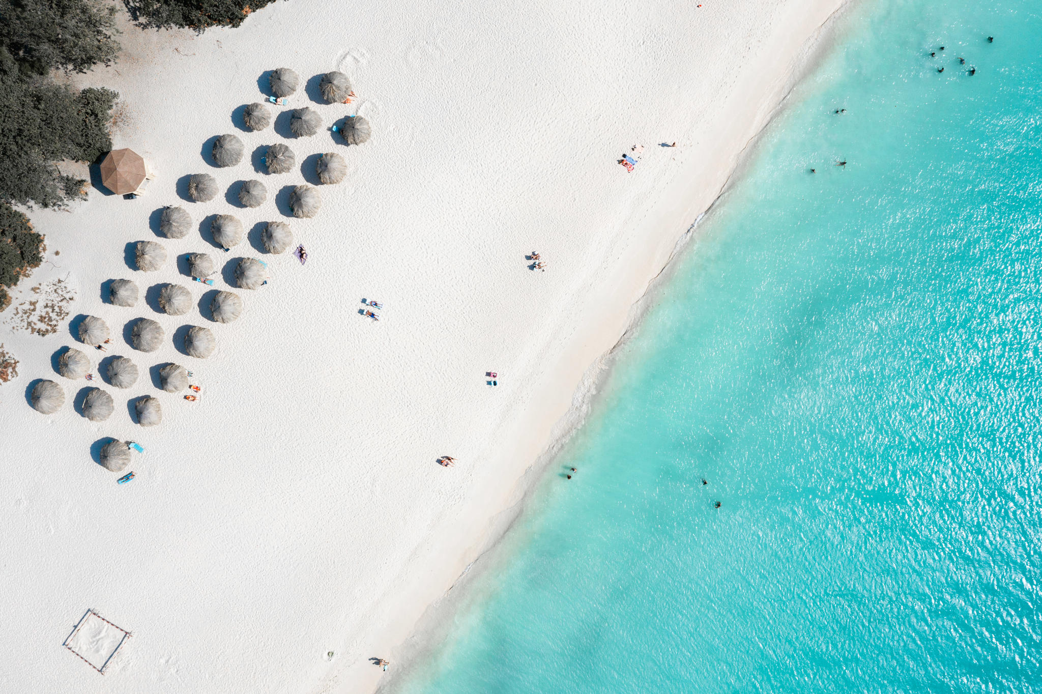 Veduta aerea del mare cristallino sulla spiaggia di Eagle Beach - Aruba