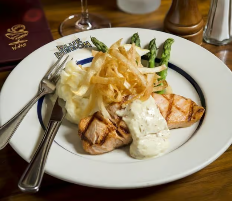 Salmone, patate e asparagi al Blue Ribbon di New York City