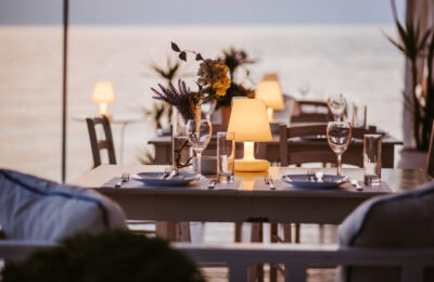 Una cena al tramonto in estate