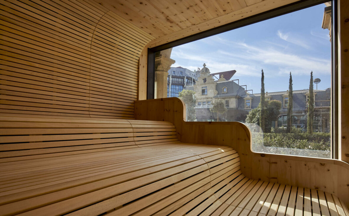 La vista sulle terme De Montel dalla sauna col legno di cirmolo