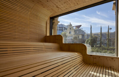 La vista sulle terme De Montel dalla sauna col legno di cirmolo