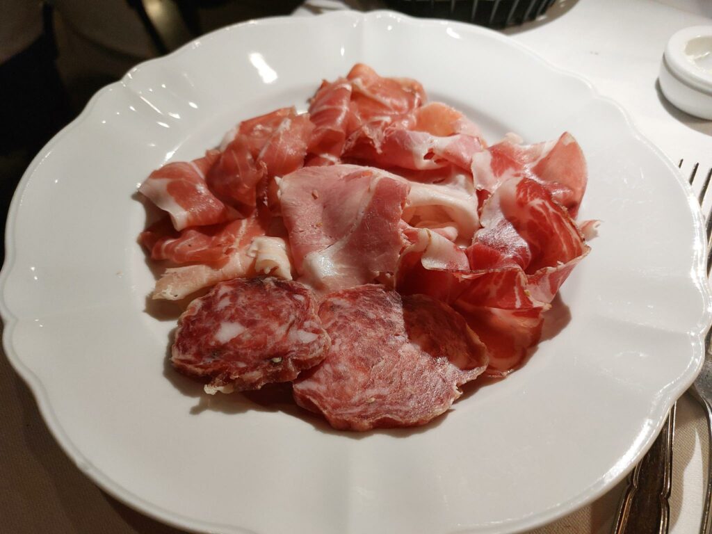 Un prelibato piatto di selezionatissimi salumi