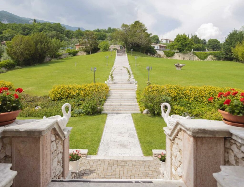 La scenografica scalinata di Villa Cariola