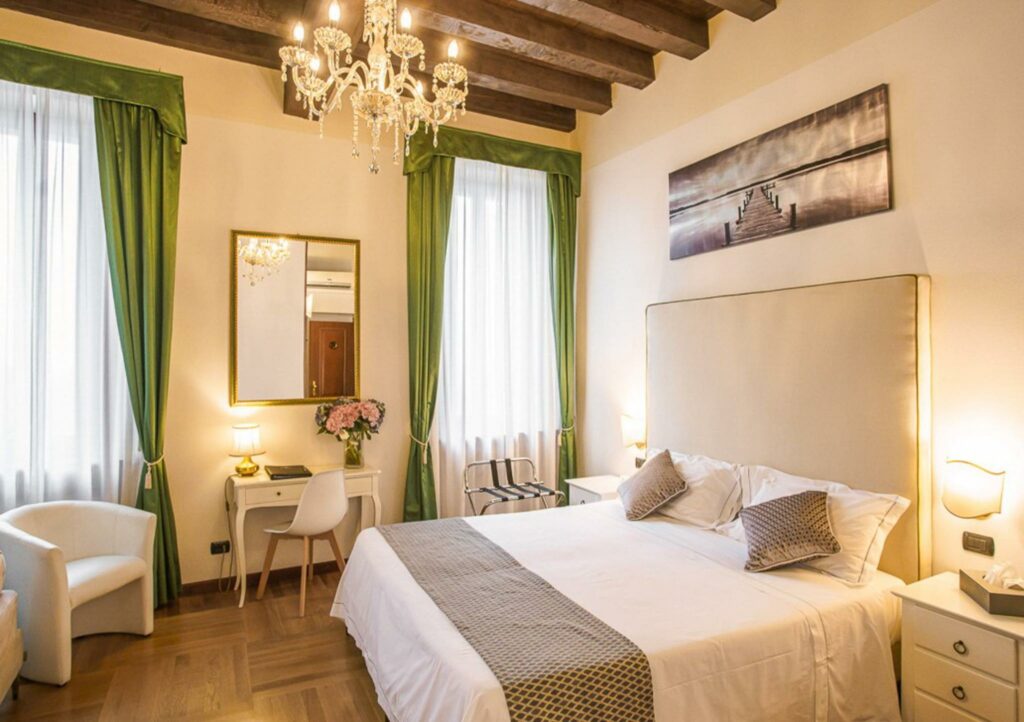 Una elegante suite di Villa Cariola