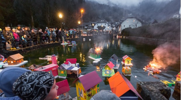 Le casette con le luci sull'acqua di San Gregorio