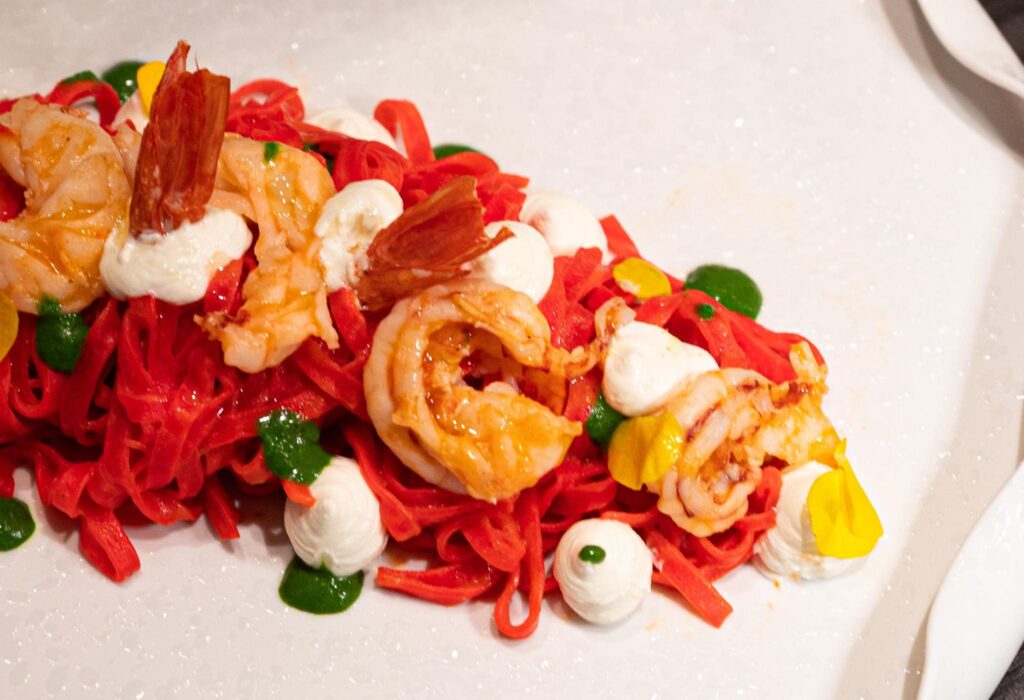 Hilton Milan, tagliatelle alla barbabietola, gamberi e crema di stracciatella