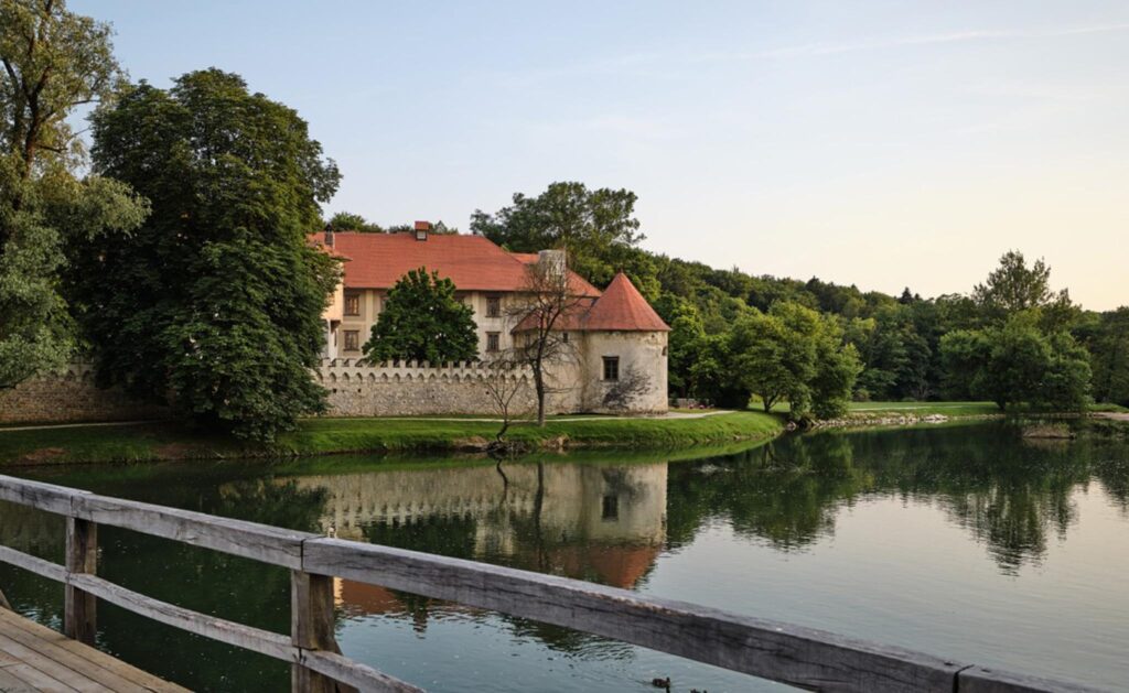 L'Hotel Grad Otocec, l'unico sull'acqua 