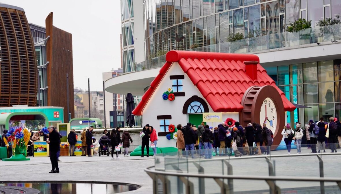 Il "Mulino Sveglia", installazione in Piazza Gae Aulenti a Milano