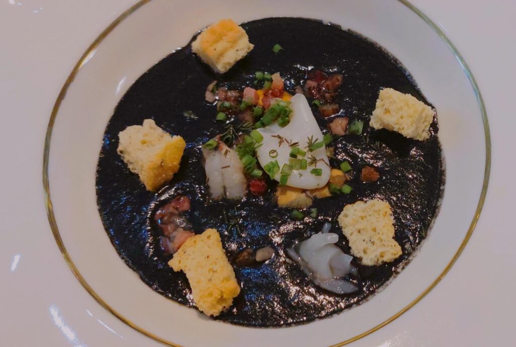 Zuppa al nero di seppia con gamberi e cozze